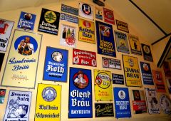 szyldy W muzeum piwowarstwa Maisels Brauerei
