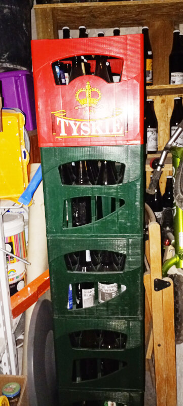 [Poznań] 12 skrzynek z butelkami