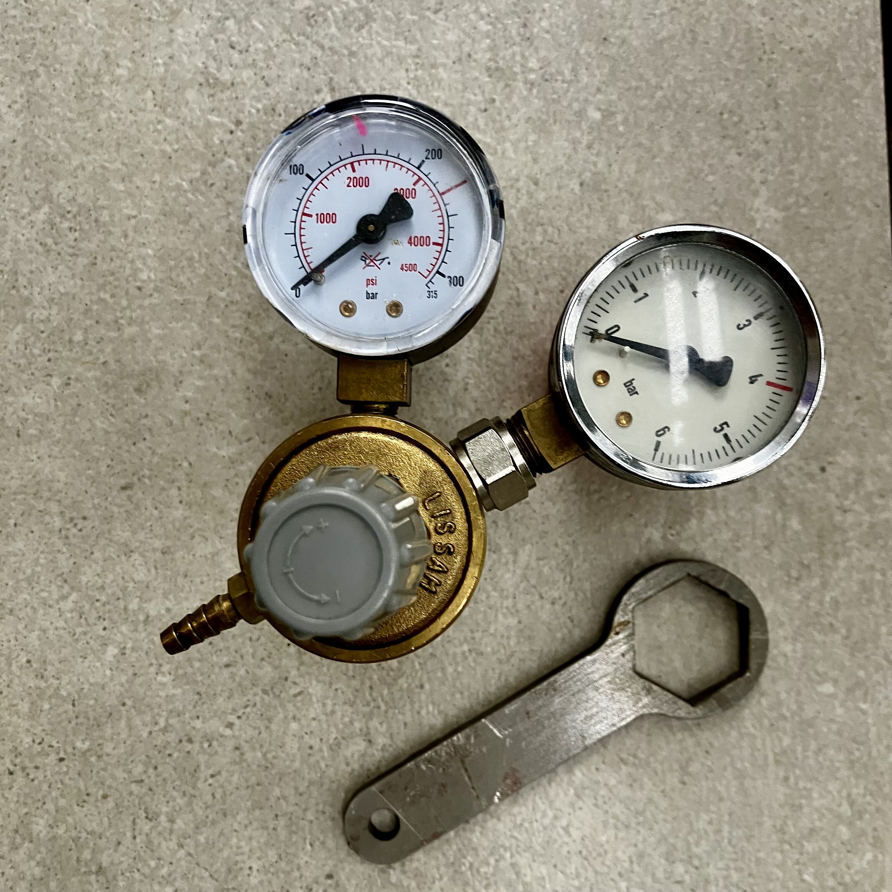 Reduktor CO2 do piwa z kluczem do przykrecania do butli